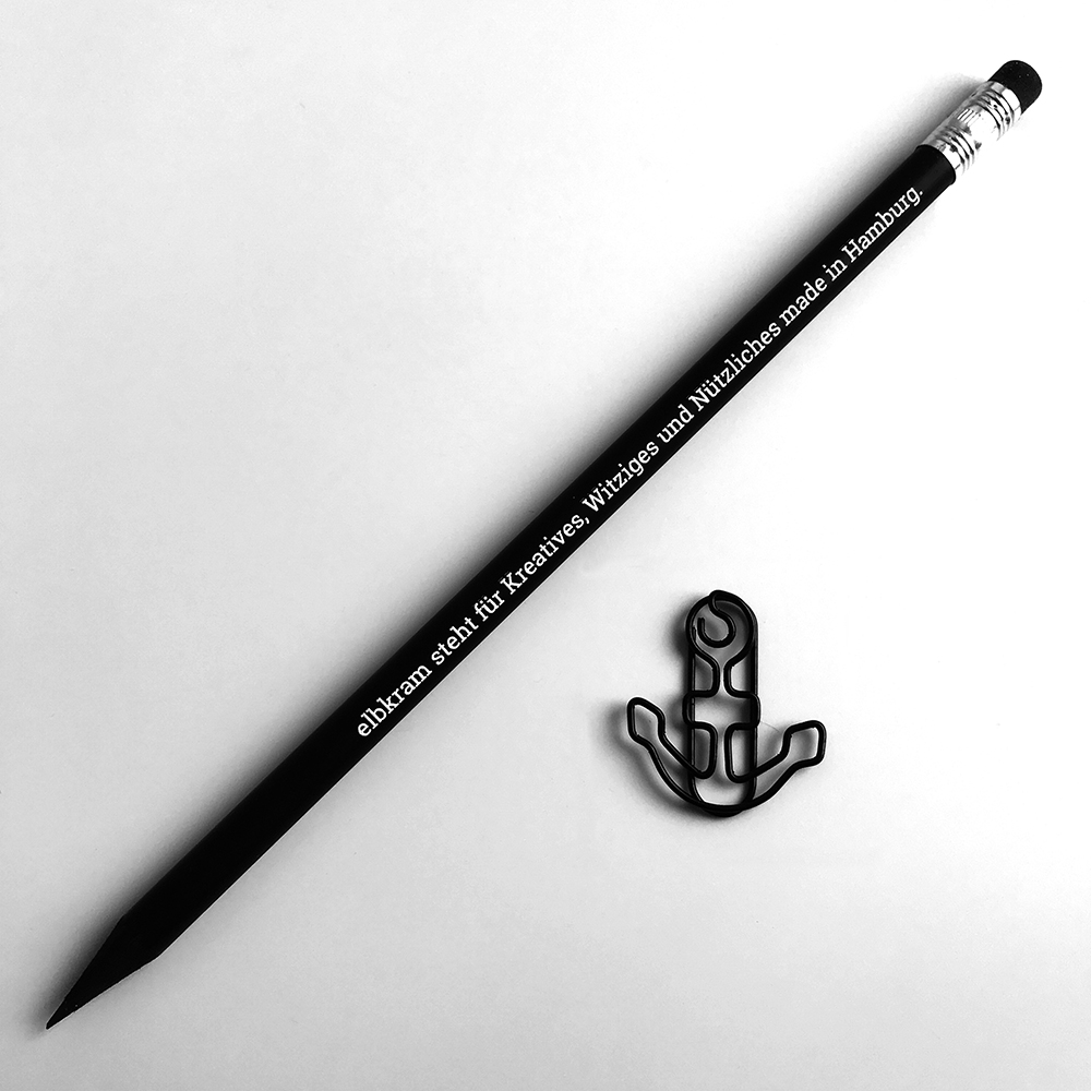 elbkram Schreibkram ein schwarz durchgefärbter Bleistift mit Radiergummi eine schwarze Ankerbüroklammer