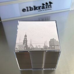 Zettelbox aus transparentem Kunststoff mit quadratischen Zetteln unterhalb mit der Skyline von Hamburg bedruckt