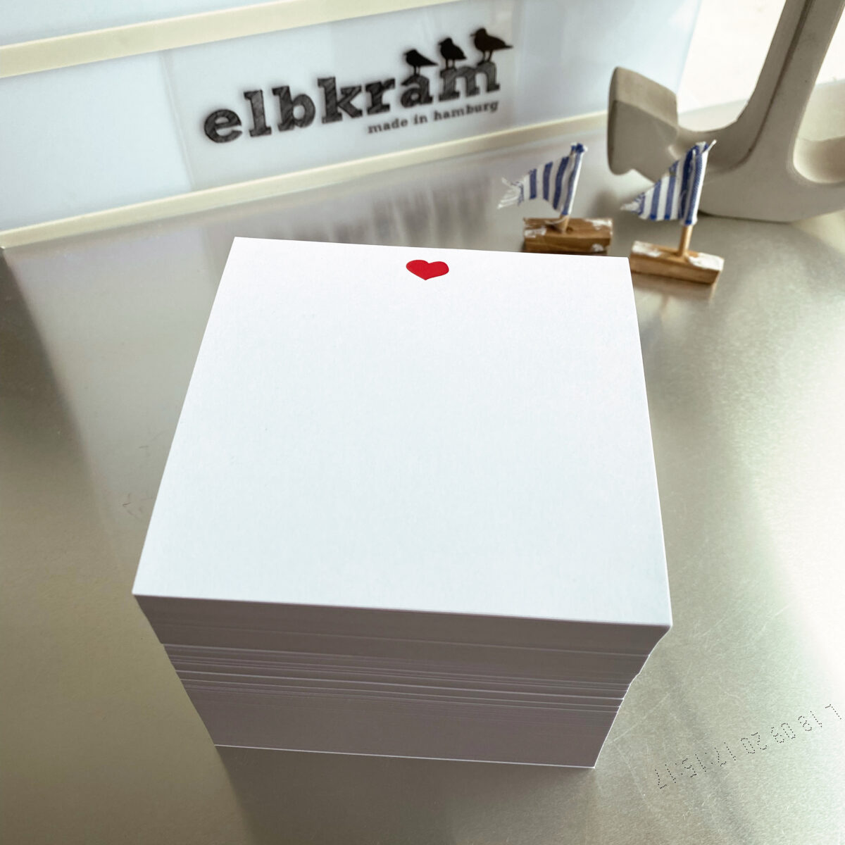 Nachfüllzettel für Zettelboxen mit quadratischen Notizzetteln mit einem kleinen roten Herz mittig oben auf dem Zettel